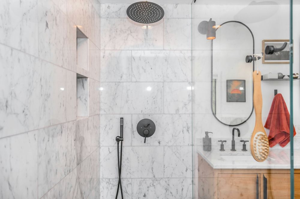 Takdusj: komfort, design og smarte valg på badet